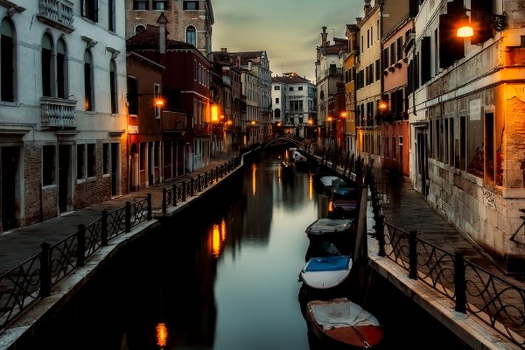 Wisata Malam Terbesar di Malang Jawa Timur: Pengunjung Bak Menyusuri Kota Venesia Berhiaskan Jutaan Lampu!