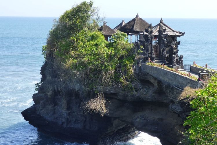 Jadi Wisata Favorit Sejak 1985, Pantai Unik di Malang Jawa Timur ini Sajikan Keindahan Pura Megah di Atas Laut