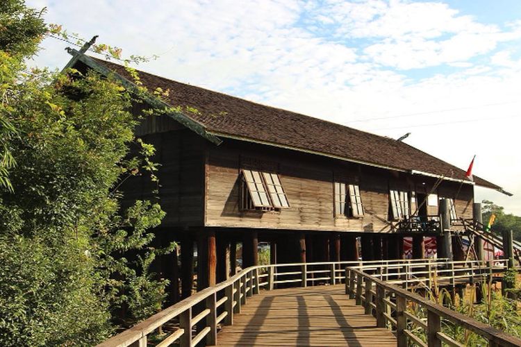 Semua Bangunan Terbuat dari Bahan Alam, Kampung Adat di Kalimantan Barat Ini Terkenal dengan Kain Tenun Ikat