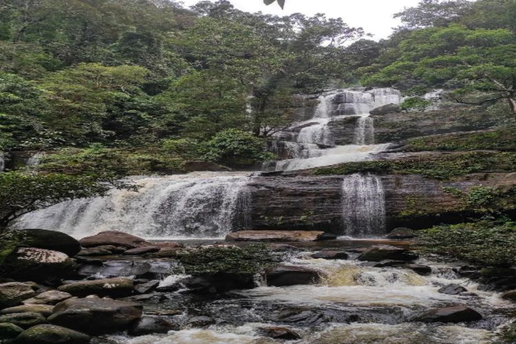 Memiliki Keindahan Bak Negeri Dongeng, Inilah Keindahan Air Terjun 7 Tingkat di Kalimantan Barat, Bikin Takjub