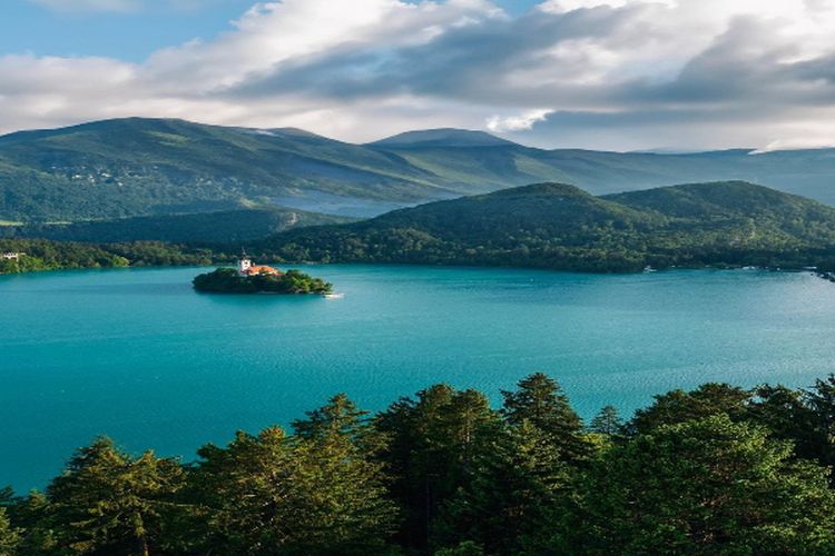 Bekas Galian Tambang Emas Disulap Jadi Danau Biru di Kalimantan Barat, Panorama Menarik Siap Menyapa Wisatawan