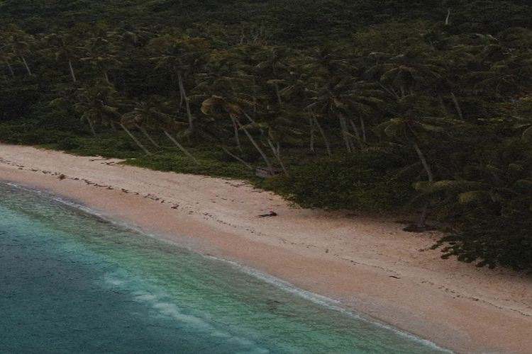 Berada di Perbatasan Laut Natuna, Pantai di Kalimantan Barat Ini Punya Pasir Unik, Auto Betah Main Seharian!