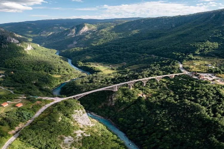 Puncak Tertinggi di Kalimantan Barat Ini Dikelilingi Hingga 9 Gunung, Mampu Menyihir Para Pendaki, Namanya…