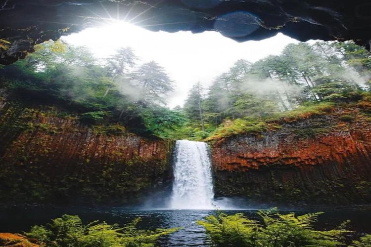 Awalnya Membentuk Lobang Alami, Goa Romo di Kalimantan Barat Ini Diselimuti Akar dan Lumut