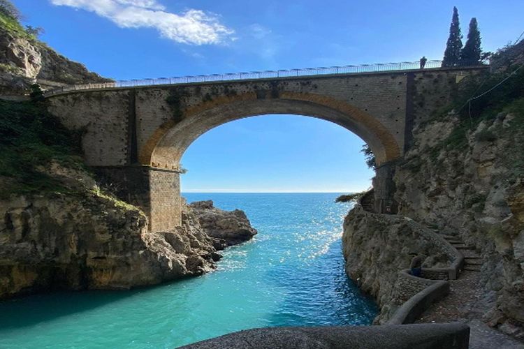 4 Rekomendasi Wisata Menarik di Kalimantan Timur, Nikmati Pesona Keindahan Ribuan Jenis Ubur-Ubur Langka