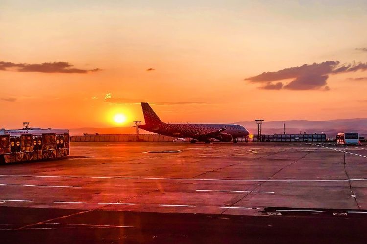 35 Km dari Ambon, Dikelilingi Laut Seram Bandara di Maluku Ini Masuk ke Dalam Daftar Bandara Berbahaya di RI