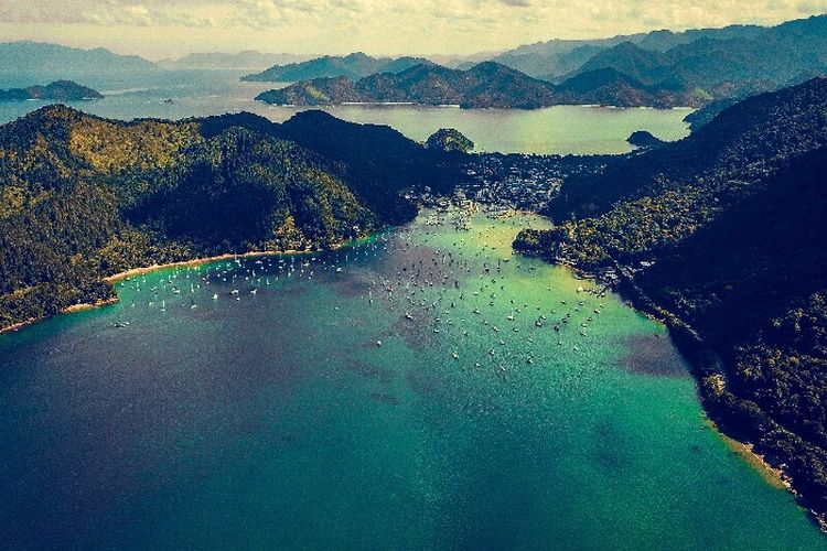 Dirubung 21 Pulau Kecil, Danau Seluas 9,360 ha di Papua Tawarkan Nuansa Eksotis Bak Surga Tersembunyi
