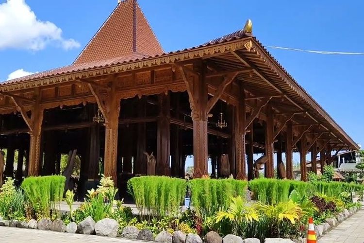 Bukan di Jawa Tengah, Rumah Joglo Terbesar di Dunia Ada di Jawa Timur! Luasnya Setara Lapangan Futsal