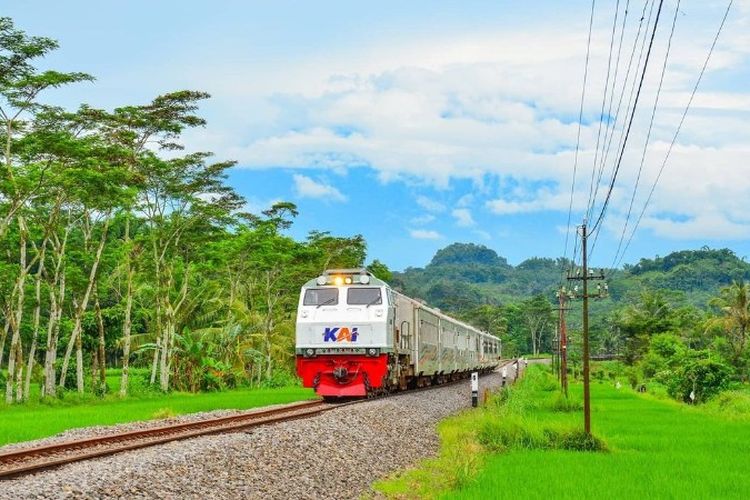 Tempuh 919 Km Tanpa Ganti Lokomotif! Kereta Api Ini Punya Rute Terjauh se-Indonesia, Pernah Mencobanya?