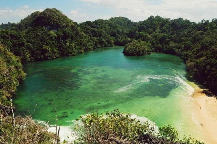 70 KM dari Pusat Kota Malang, Surga Tersembunyi Ini Memiliki Satu-satunya Danau Air Asin di Jawa Timur