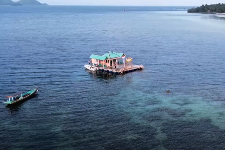 Mengapung di Atas Laut, Warung Terunik di Lampung ini Banyak Diminati Karena Punya Sensasi yang Beda!