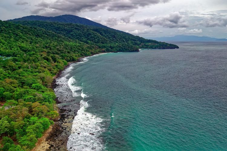Ingin Nikmati Suasana Laut? Berikut Daftar 10 Pantai Tercantik yang Ada di Jawa Timur, Nomer 3 Namanya Unik