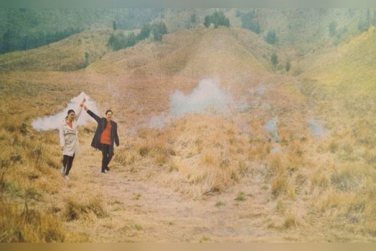 Hasil Foto Prewedding Pakai Flare yang Sebabkan Bukit Teletubbies Gunung Bromo Terbakar Kini Viral di Twitter