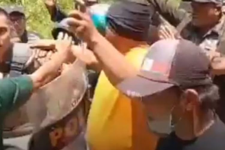 Pasrah! Polisi Diseret Massa saat Amankan Demo di Kantor Bupati Pohuwato Gorontalo, Dikerumuni dan Dipegangi?