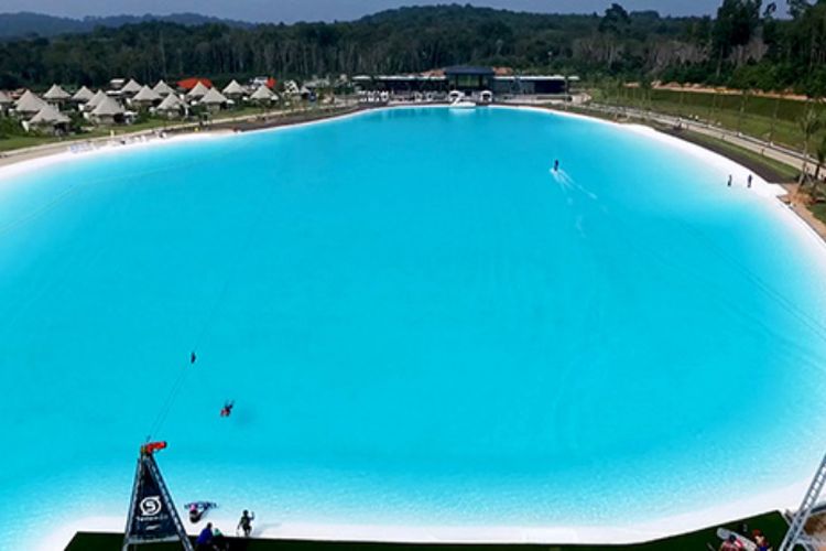 Miliki Resort Indah, Ternyata Salah Satu Kolam Renang Terbesar Dunia Ada di Indonesia, Yuk Wisata ke Sini!