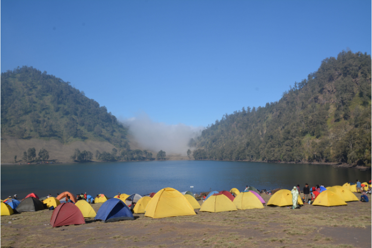Tawarkan Keindahan Danau Setinggi 2.389 Mdpl, Gunung Tertinggi di Jawa Timur Ini Punya Kebun Teh Sejak 1910