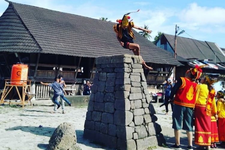 Unjuk Kebolehan Lompat Batu 2 Meter, Siswa SMAN 1 Lahusa Tuai Decak Kagum Netizen, Tradisi dari…