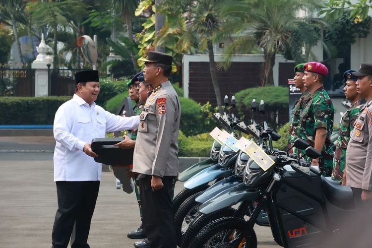 Pertahanan Indonesia Makin Siaga! Prabowo Subianto Berikan 100 Unit Motor Trail Listrik Kepada TNI-Polri!