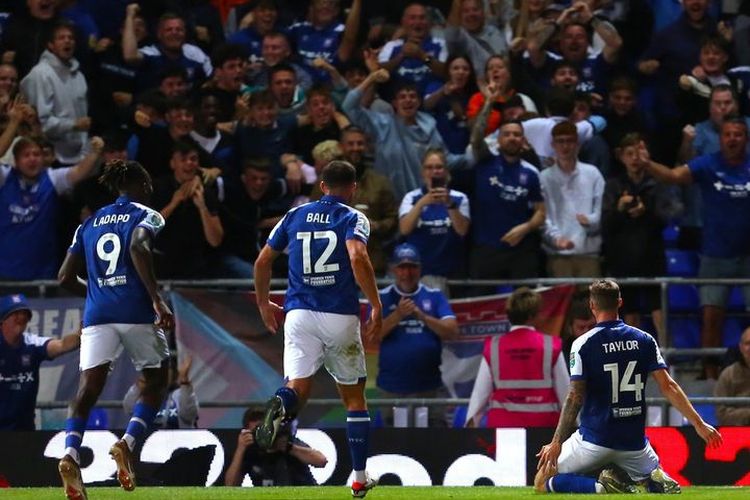 Bek Timnas Indonesia Elkan Baggot, berhasil membawa Ipswich Town Kalahkan Wolves di Ajang Carabao Cup