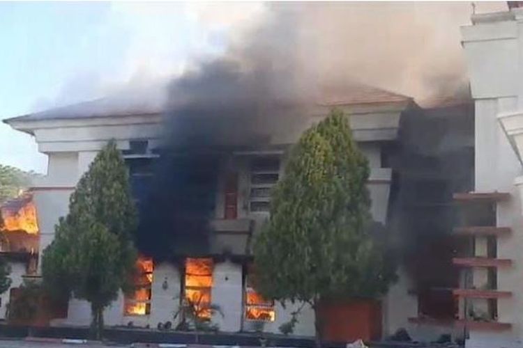 Kantor Bupati Pohuwato, Gorontalo Dibakar Massa, Ini Duduk Perkaranya