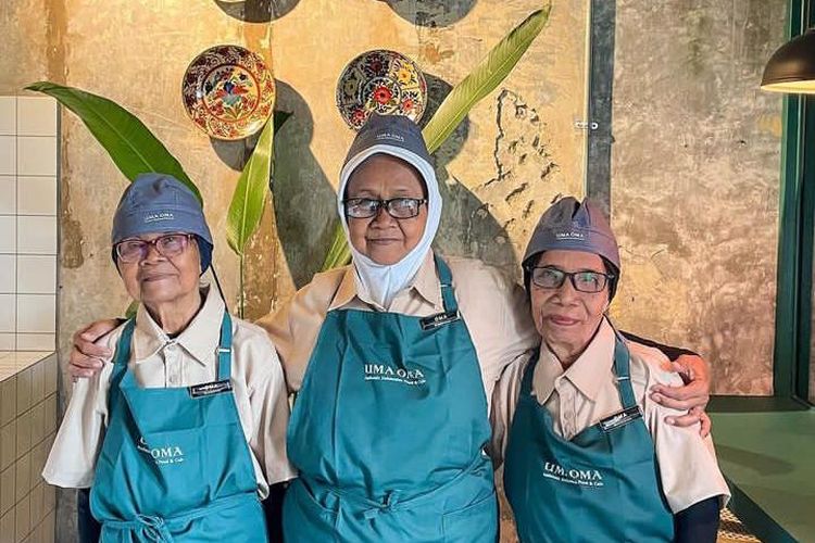 Kafe di Jakarta Ini Mempekerjakan Para Lansia Sebagai Waitress, Rasanya Seperti Pulang ke Kampung Halaman