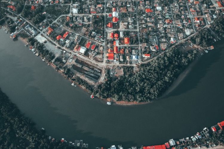 Nuansanya Eksotik dan Menakjubkan, Desa di Kalimantan Timur Ini Terapung di Atas Danau Seluas 11 Ribu Ha