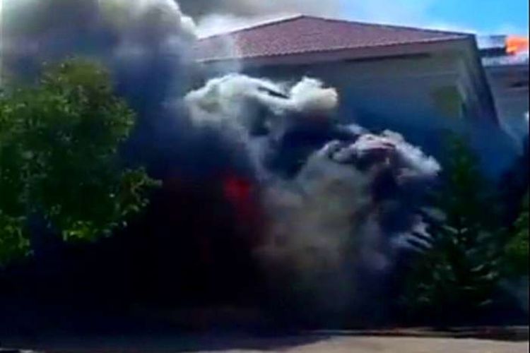 Berselimut Asap Hitam, Kantor Bupati dan DPRD Pohuwato, Gorontalo Dibakar Demonstran