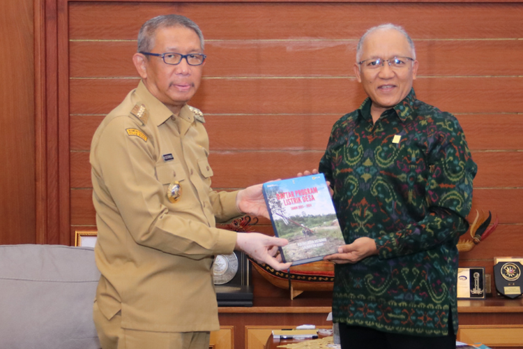 Ungkap 421 Desa di Kalimantan Barat Belum Berlistrik, General Manager PT PLN Serahkan Buku 2023-2024, Berisi..