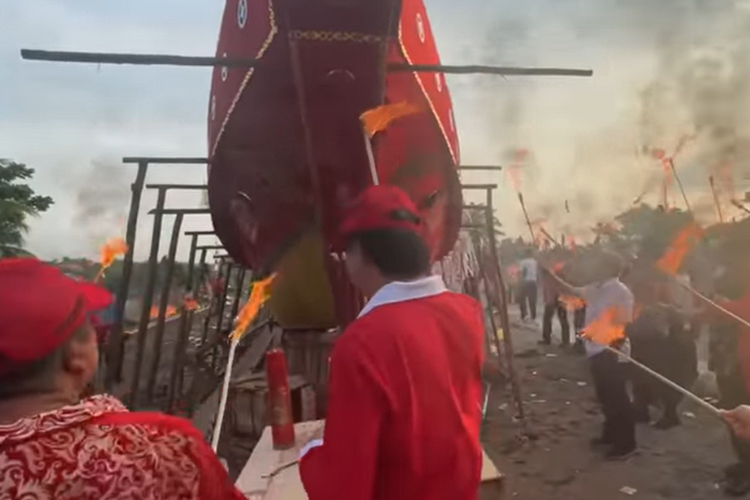 Bukan Asal Indonesia, Tradisi Unik Bakar Wangkang di Kalimantan Barat ini, Benarkah Punya Etnis Tionghoa?