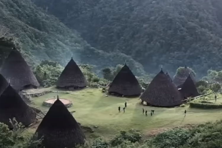 Sisi Unik Desa Kuno di Atas Awan NTT, Harus Jalan Kaki Sejauh 7 KM hingga Nenek Moyang dari Sumatera Barat