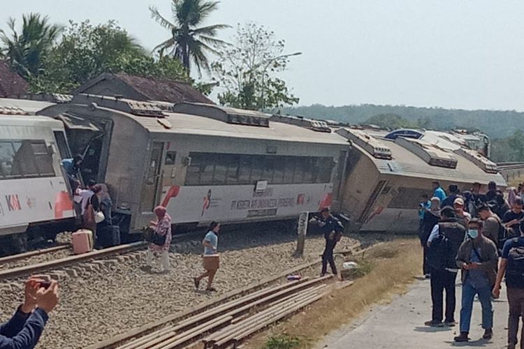 Gerbong Terguling! Kereta Api Argo Semeru Rute Surabaya-Jakarta Alami Kecelakaan: Evakuasi Masih Berlangsung