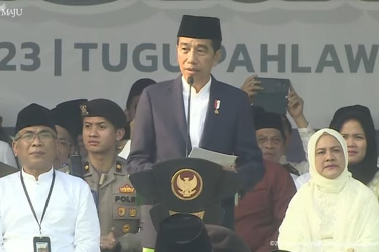 Momen Keakraban Jokowi dan Prabowo-Erick Thohir Tertawa Bersama Saat Apel Hari Santri di Surabaya