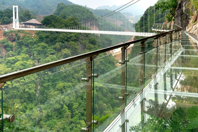 Bikin Geram! Fakta Baru Jembatan Kaca The Geong, Tak Ada Uji Kelayakan Hingga Terindikasi Pakai Kaca Bekas!