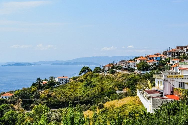 Unik! Desa Seluas 15 Hektar di Maluku Tengah Ini Dialiri Sungai Keramik dan Jadi Kampung Tertua di Indonesia?