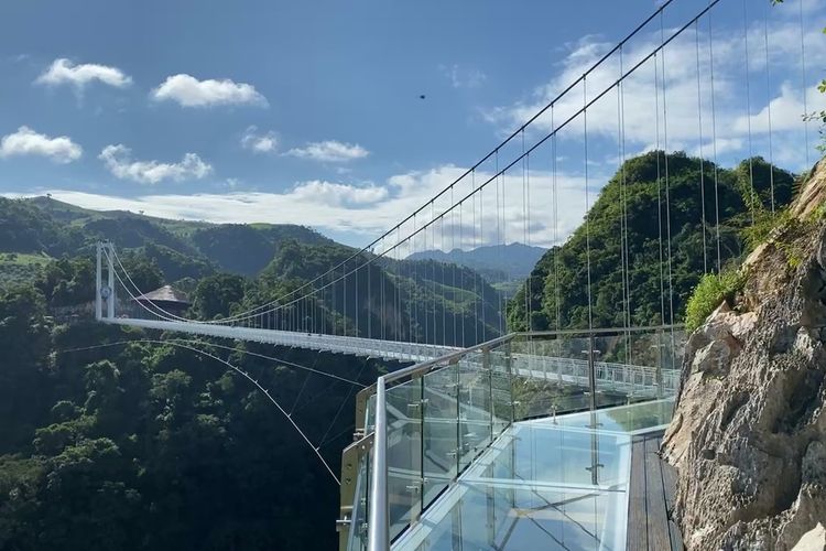 Panjangnya 43 Meter, Wisata Jembatan Kaca di Tegal Ini Berdesain Unik! Ada Pengaman Tambahan Bagi Pengunjung