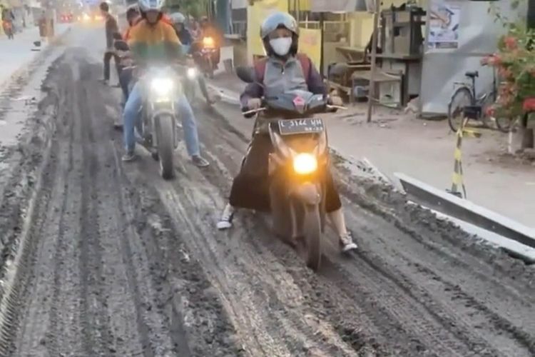 Baru 2 Jam Dicor, Jalan Jombang Rp3,8 M Kini Hancur Total Karena Dilewati Becak dan Truk, Netizen: SDM Rendah