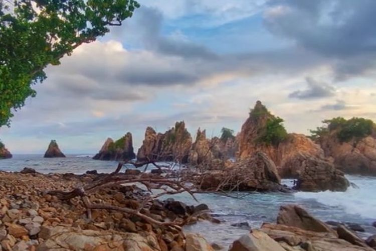 80 Km dari Bandar Lampung, Wisata Pantai Gigi Hiu Punya Pemandangan Bak Surga Tersembunyi