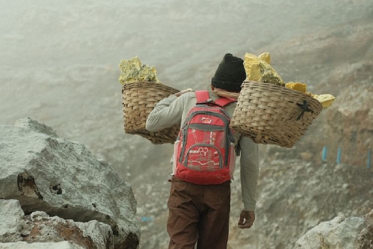 Bertaruh Nyawa! Penambang Belerang di Kawah Ijen Tercatat Sebagai Profesi Paling Berbahaya di Dunia