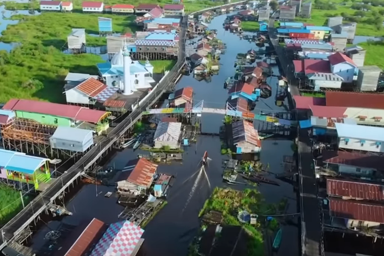 Menelisik Muara Enggelam, Desa Terapung Nan Terpencil di Kalimantan, Pakai Panel Surya untuk Listrik?