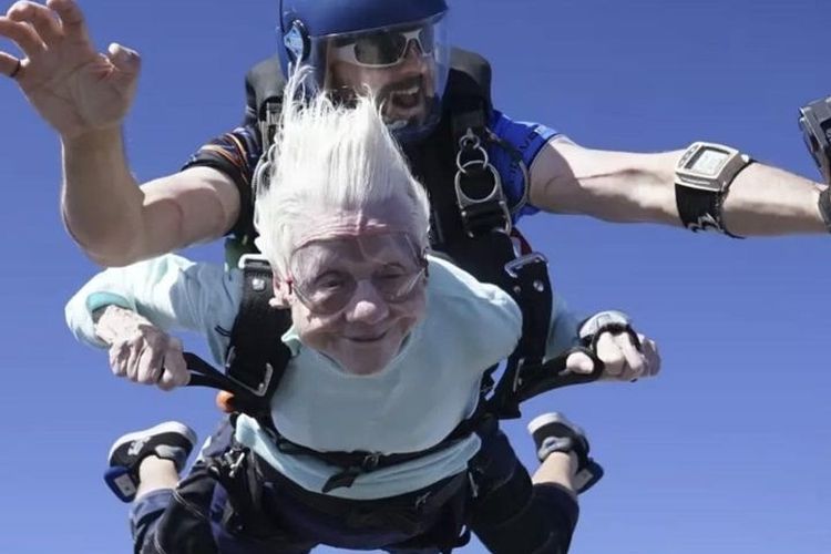 Dorothy Hoffner, Lansia 104 Tahun Asal Chicago Meninggal Usai Pecahkan Rekor Penerjun Payung Tertua di Dunia