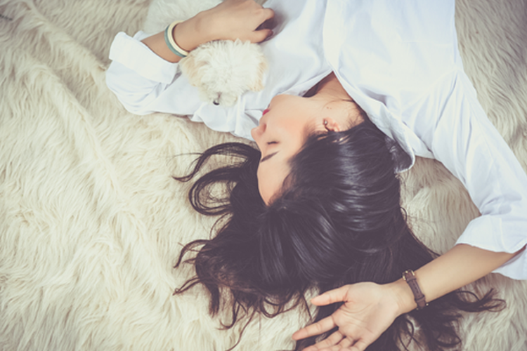 Momen Seorang Wanita Kesurupan, Teman-temannya yang Beda Agama Berusaha Menyembuhkan dengan Doa