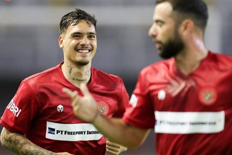 Demi Sang Ayah, Shayne Pattynama Beri Penghargaan Sang Ayah, Netizen: Ketika Popularitas Bertemu Pengorbanan