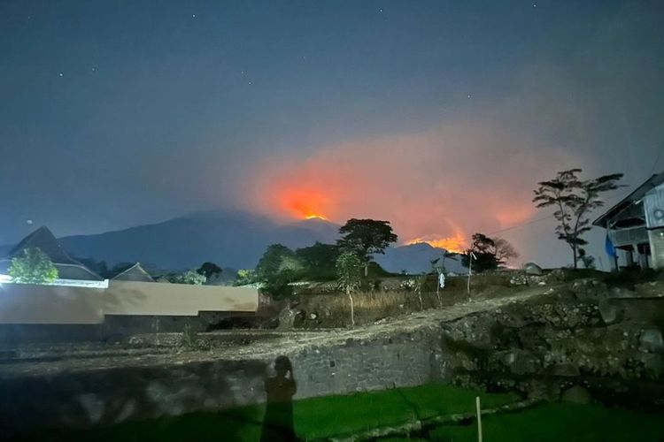 Capai 2 Ribu ha, Kebakaran Gunung Lawu Magetan Lebih Dari 10 Water Bombing Masih Belum Padam