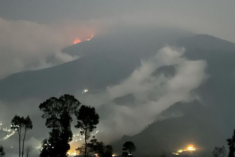 Gunung Merbabu Kebakaran Sebabkan 80 Pendaki Terpaksa Turun, Jalur Pendakian Ditutup hingga…