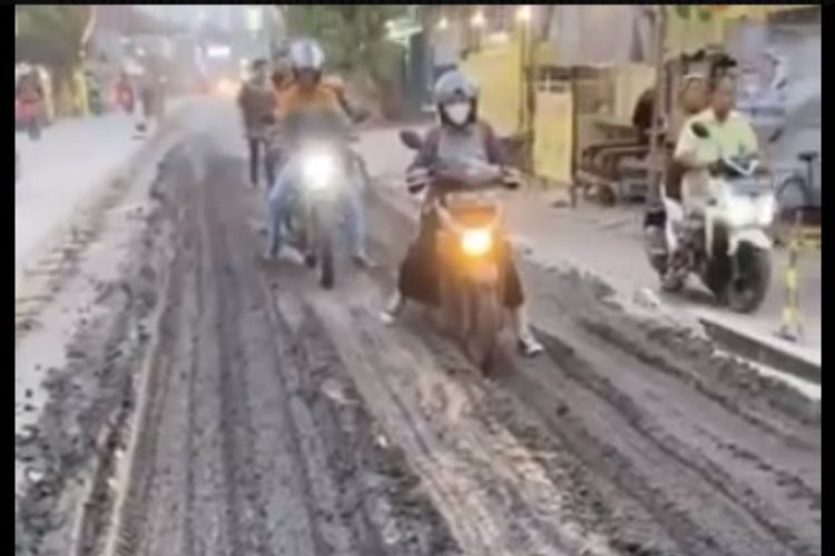 Rugi! Jalan Rp3,8 Miliar di Jombang yang Pengecorannya Belum Kering Malah Dilewati Kendaraan, Jadi Rusak Parah