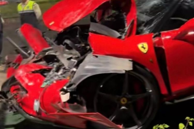 Viral! Diduga Kebut-kebutan dan Mabuk, Mobil Ferarri Tabrak 5 Kendaraan di Bundaran Senayan