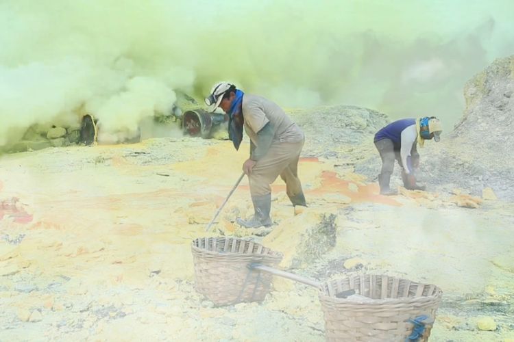 Pekerjaan Berbahaya di Dunia! Jadi Penambang Belerang Kawah Kaki Gunung Ijen Sangat Diminati Masyarakat