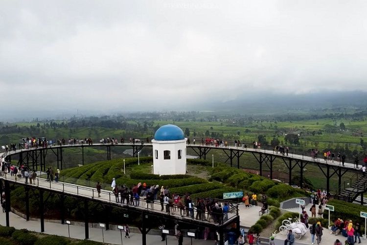 Panjangnya 150 m, Wisata Unik di Bandung Jawa Barat Ini Sajikan Sensasi Berjalan di Atas Angin, Indah Banget!