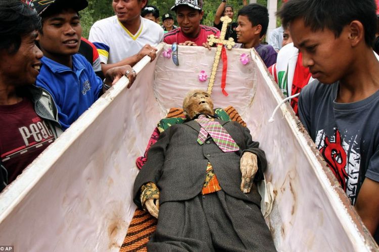 Diliput Netflix, Kenali Tradisi Unik Ma’Nene di Tana Toraja Provinsi Sulawesi Selatan, Menjemur Mayat dari…
