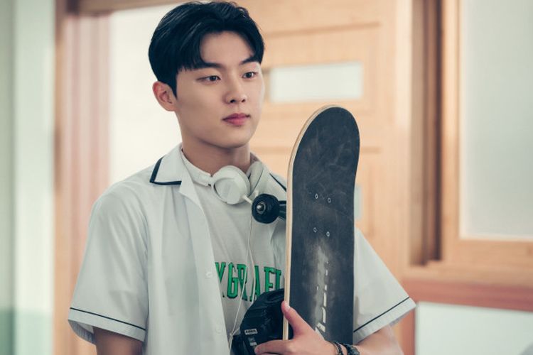 Tuai Hujatan K-Netizen! Aktor Choi Hyun Wook Terekam Buang Putung Rokok Sembarangan dan Gandeng Seorang Wanita